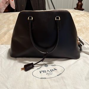 Prada saffiano leather bag in excellent used condition